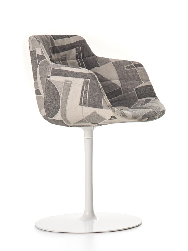 FLOW TEXTILE. A padded and completely upholstered version with a wide range of bases and finishes.